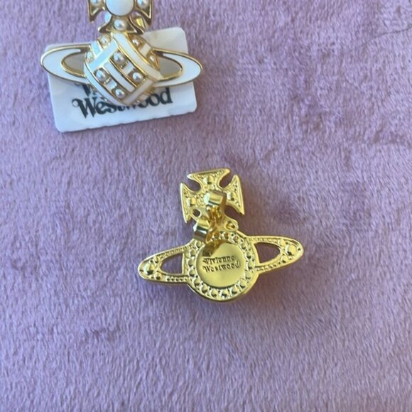 6201036H-02P102-_PLATINUM-  VIVIENNE Westwood authentic white earrings
